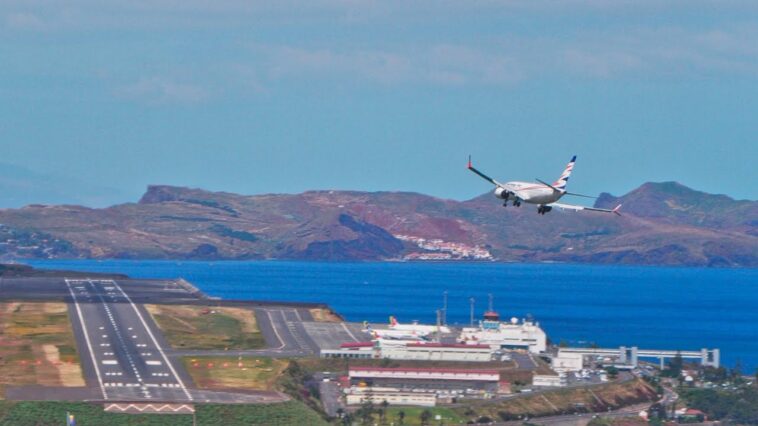 2 X Boeing 737 MAX 8 Smartwings and Enter Air at Madeira Airport