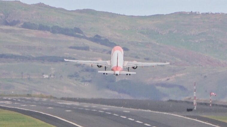 Spectacular Easyjet Crosswind Takeoff at Madeira Airport