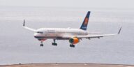 BEAUTIFUL ICELANDAIR BOEING 757-200 Landing at Madeira Airport