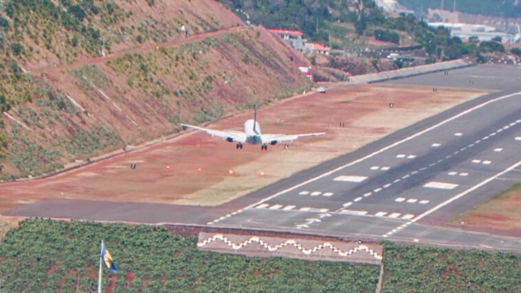 BOEING 737-900 CROSSWIND LANDING At Madeira Airport