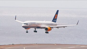 BEAUTIFUL ICELANDAIR BOEING 757-200 Landing at Madeira Airport