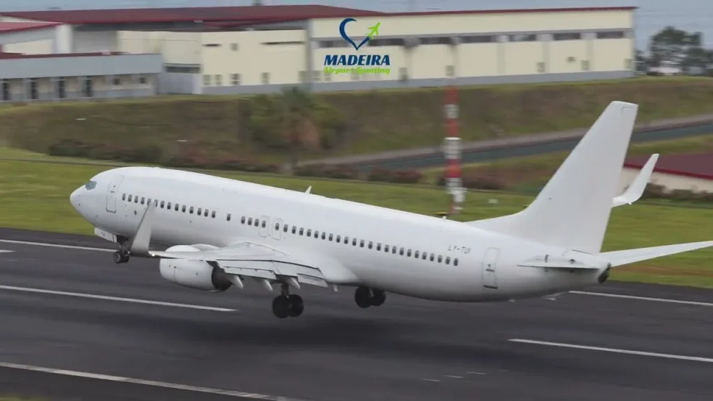 Getjet flight RE3311 from Vilnius – Boeing 737-800 – LY-TUI – Landing